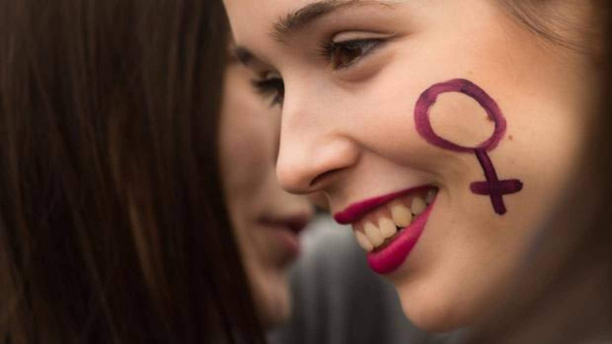 Una estudiante universitaria en una concentración en Barcelona con motivo del Día de la Mujer
