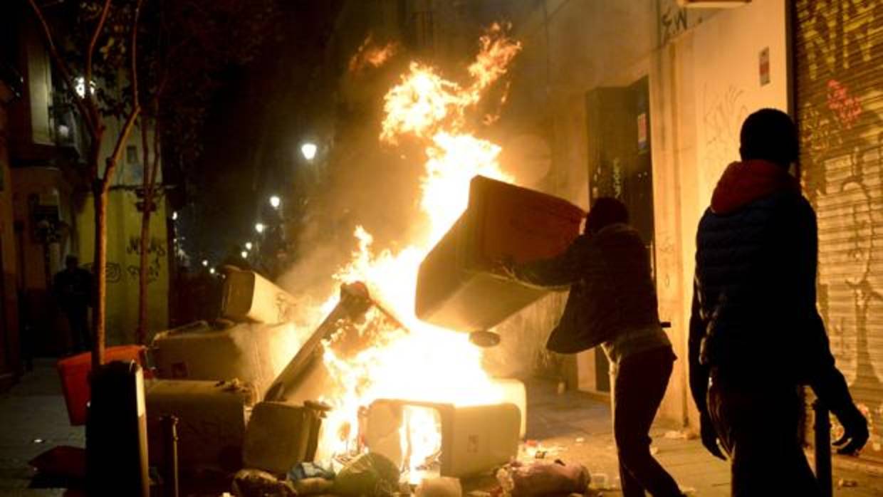 Imagen de los disturbios en el barrio madrileño de Lavapiés como portesta por la muerte de un senegalés