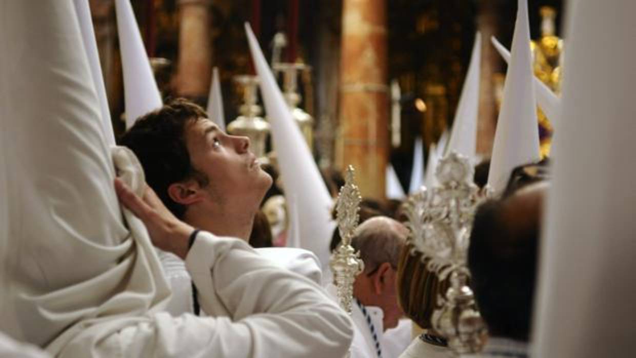 Nazarenos de la Hermandad de la Candelaria esperan en su templo para empezar su estación de penitencia