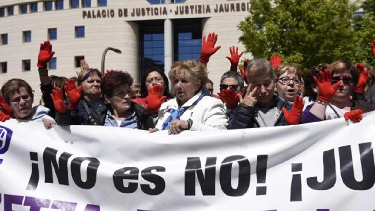 : Protesta por la sentencia del juicio conta "la manada" ante la audiencia provincial de Pamplona Navarra