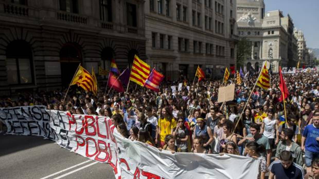 Estudiantes se manifiestan por el centro de Barcelona para reclamar una rebaja del 30 % de las tasas universitarias, la retirada de la aplicación del artículo 155 y contra las agresiones machistas.