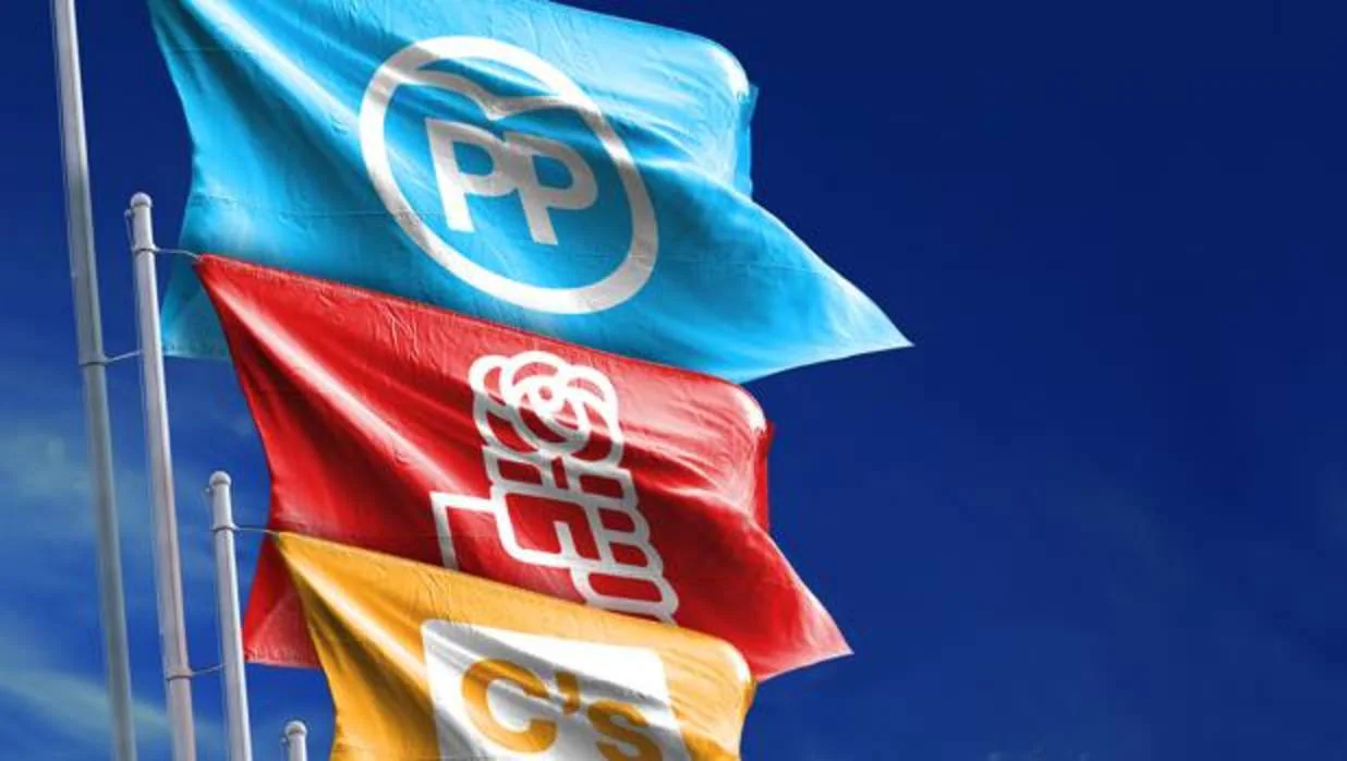 Banderas con los logotipos del PP, PSOE y Cs