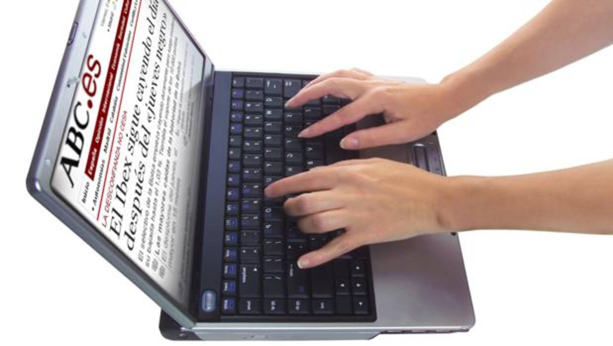 Una persona lee ABC.es en su ordenador portátil