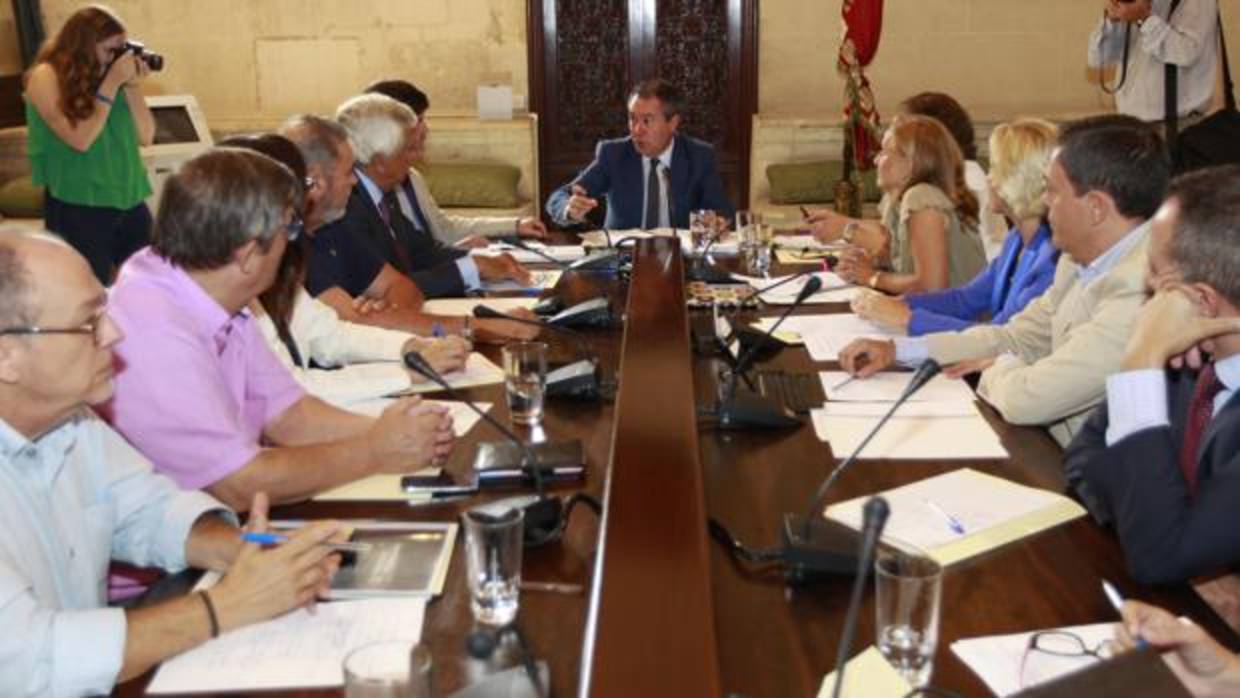 El alcalde, Juan Espadas, en una reunión con los representantes de la patronal y los sindicatos para elaborar el Plan Estratégico de Sevilla 2030