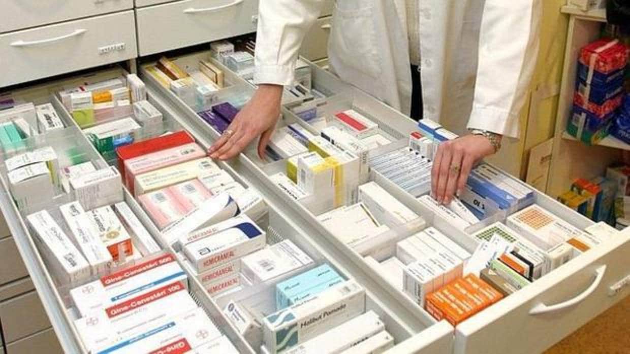 Cajón de medicamentos en una farmacia