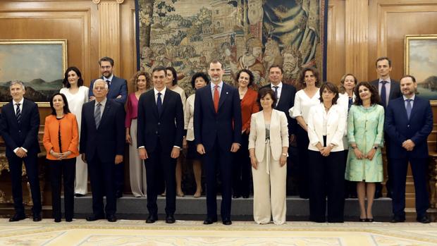 Pedro Sánchez y sus ministros, junto al Rey Felipe VI