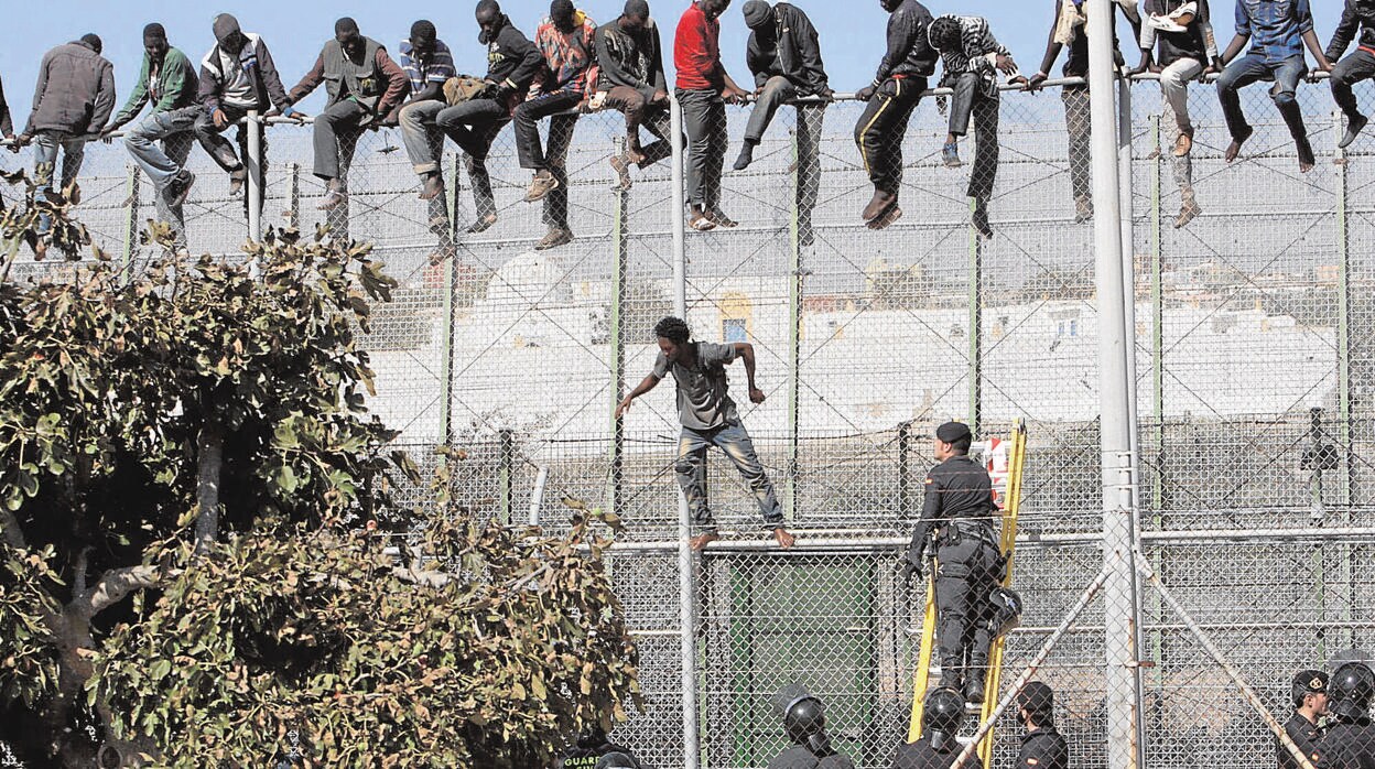 Inmigrantes tratan de saltar la valla de Melilla