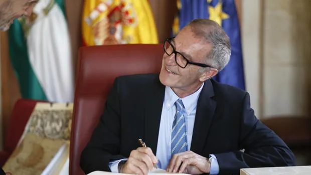 El ministro de Cultura y Deportes, José Guirao , firma en el libro del archivo de Indias de Sevilla