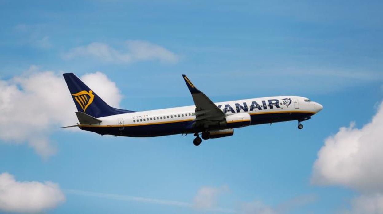 Un avión de Ryanair despega en el aeropuerto de Lisboa