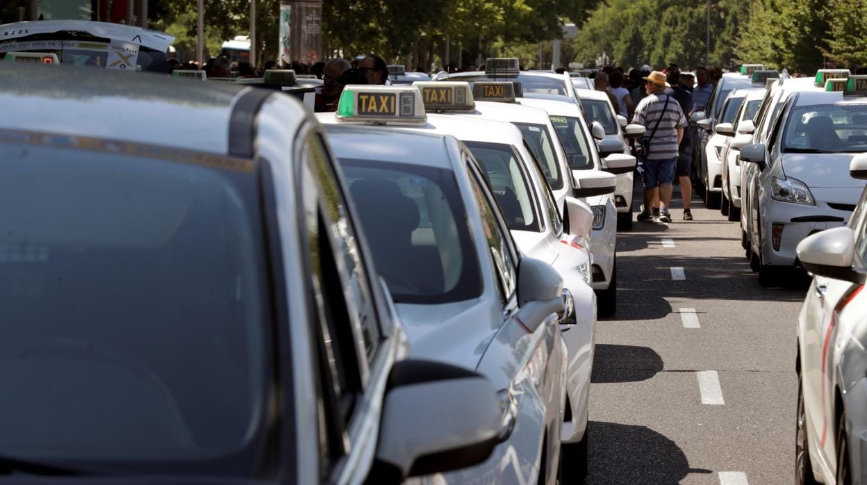 Grupo de taxis concentrados en el paseo de la Castellana, Madrid