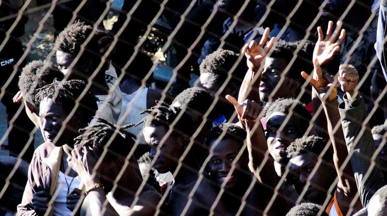 Unos 400 inmigrantes saltan la valla fronteriza española de Ceuta con Marruecos