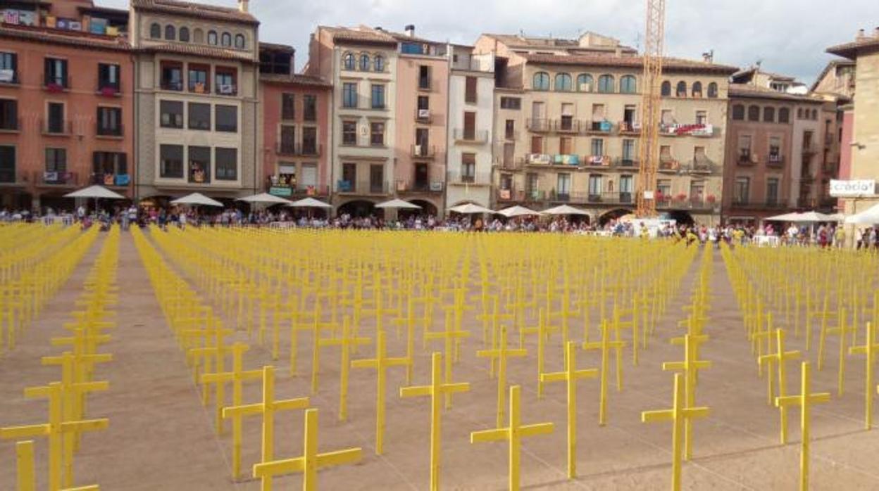 Cruces amarillas colocadas en la Plaza Mayor de Vic