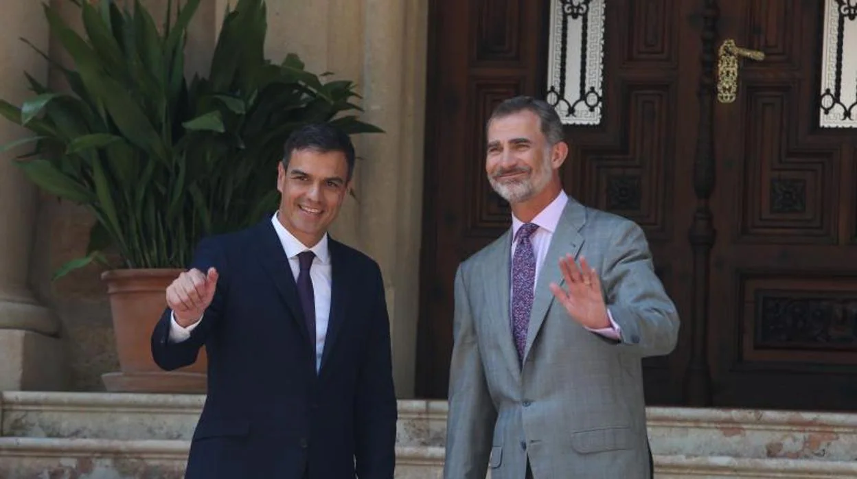 El Rey Felipe VI recibe al presidente del Gobierno, Pedro Sánchez, en el Palacio de Marivent de Palma