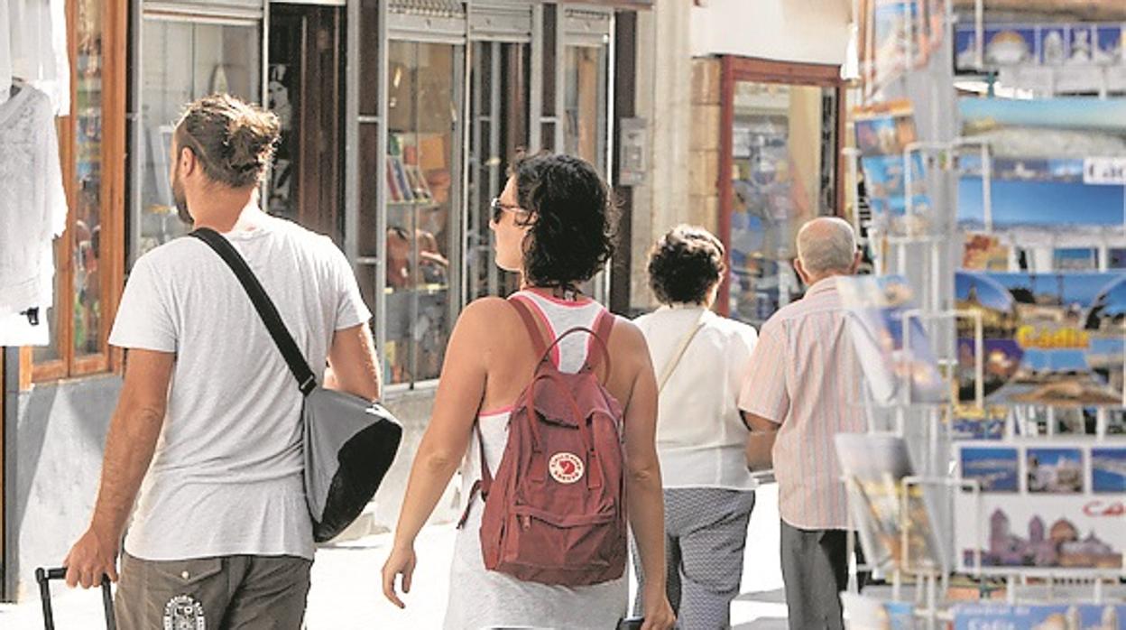 Varios turistas pasean por el centro de Cádiz