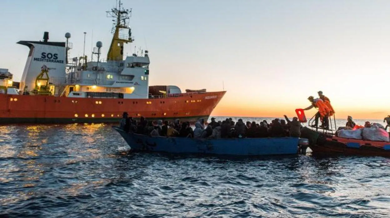 Personal del buque Aquarius socorre una patera de inmigrantes antes de su embarque
