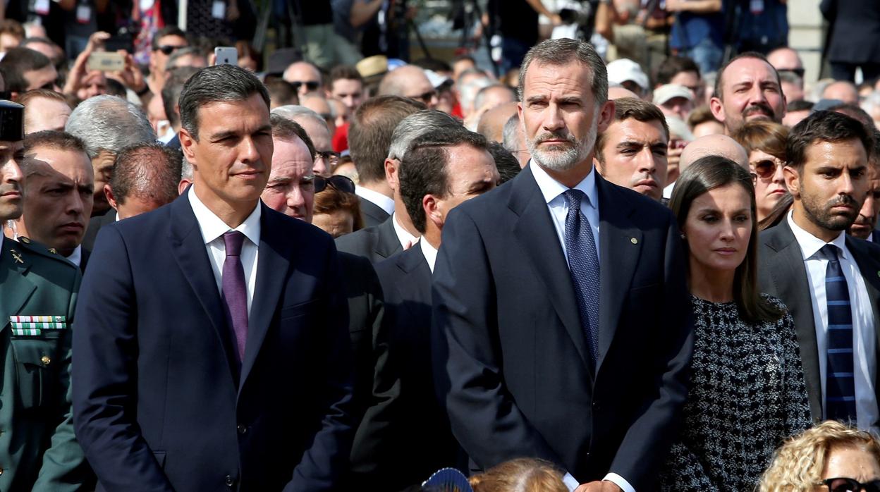 Los Reyes, acompañados del presidente Pedro Sánchez, en el homenaje a las víctimas del 17-A en Barcelona