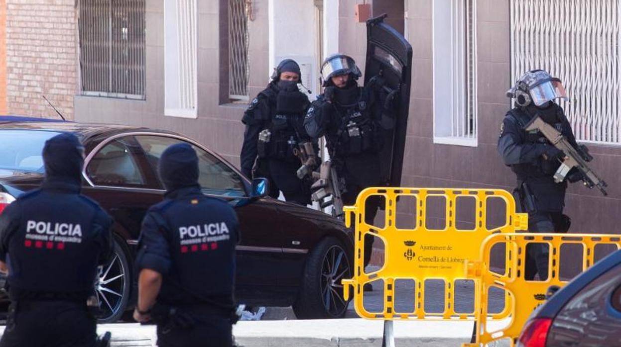 Los Mossos registran la casa del presunto terrorista abatido en la comisaría de Cornellà