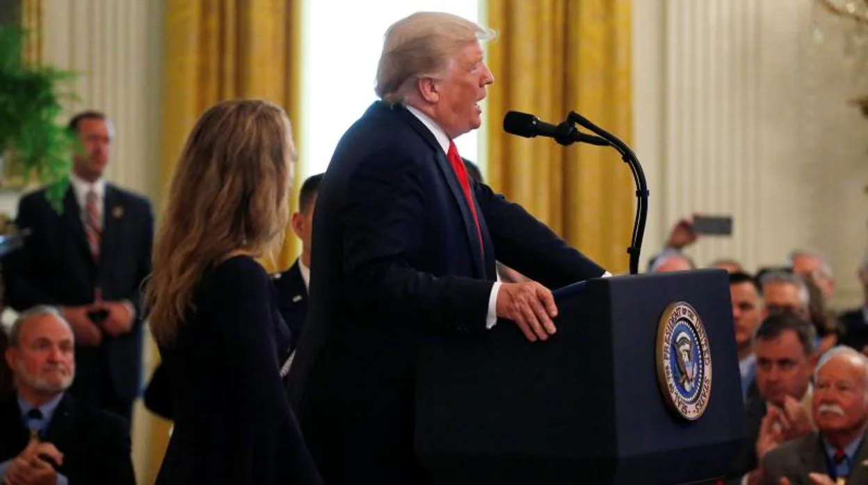 El presidente Trump otorga la Medalla de Honor a título póstumo al sargento técnico Chapman de la Fuerza Aérea en la Casa Blanca en Washington