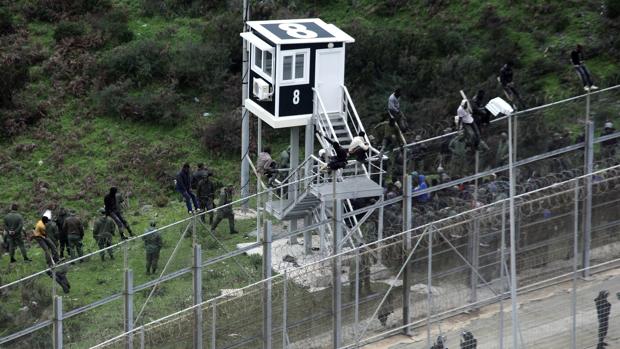 Inmigrantes saltan la valla de Ceuta
