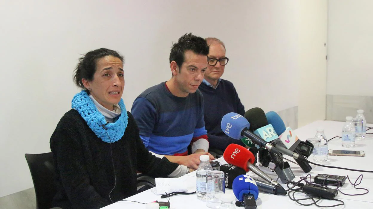 Los padres de Gabriel Cruz durante una rueda de prensa el pasado marzo