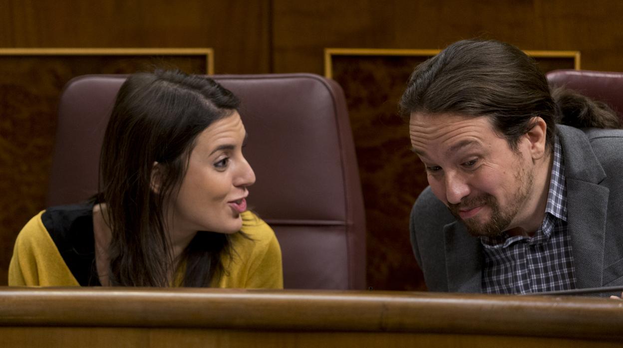 Pablo Iglesias e Irene Montero en el Congreso de los Diputados en febrero