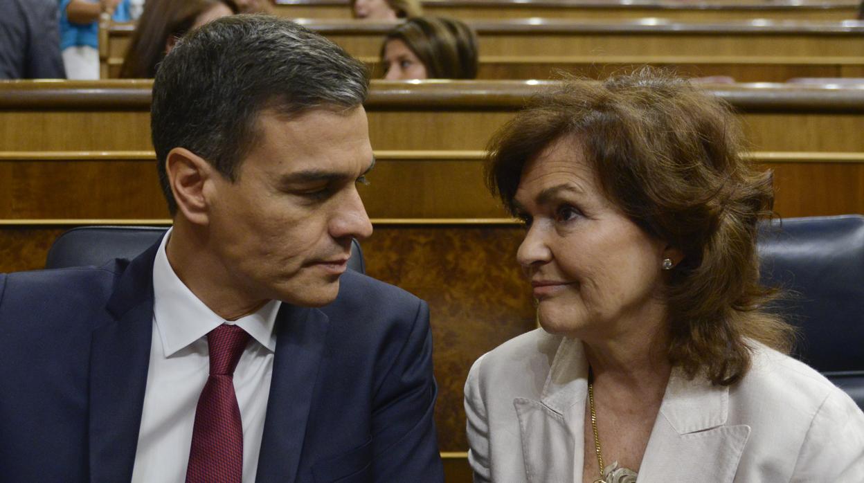 Pedro Sánchez y la vicepresidenta, Carmen Calvo, en el Congreso el pasado miércoles