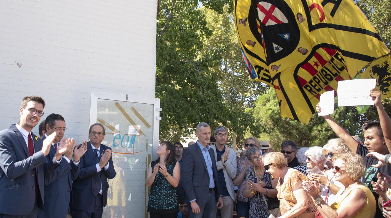 Quim Torra descubre una obra conmemorativa del 1-0 en la Escuela Oficial de Idiomas de Lérida