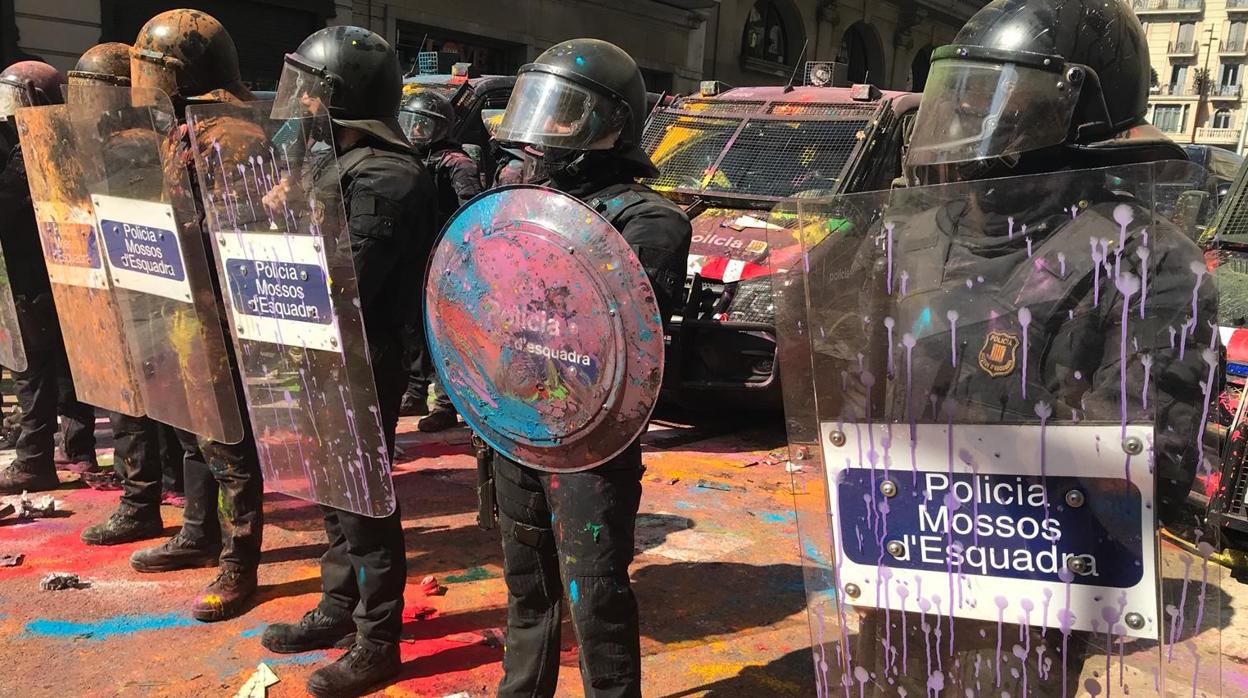 Agentes de los Mossos frente a la manifestación independentista este sábado en Barcelona