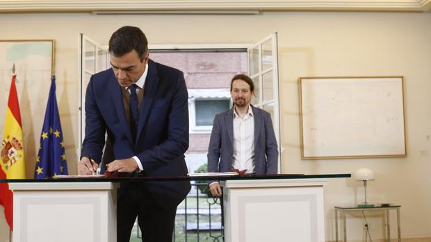 Pedro Sánchez y Pablo Iglesias firmando el pacto para los Presupuestos Generales de 2019