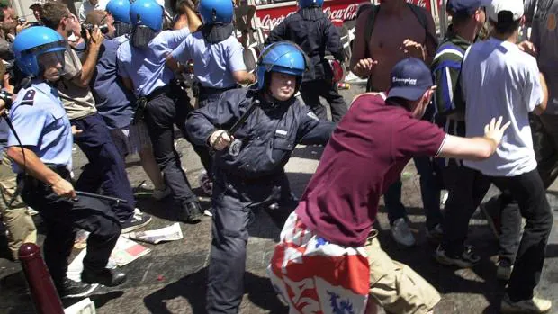 La Policía actuando contra unos hooligans ingleses