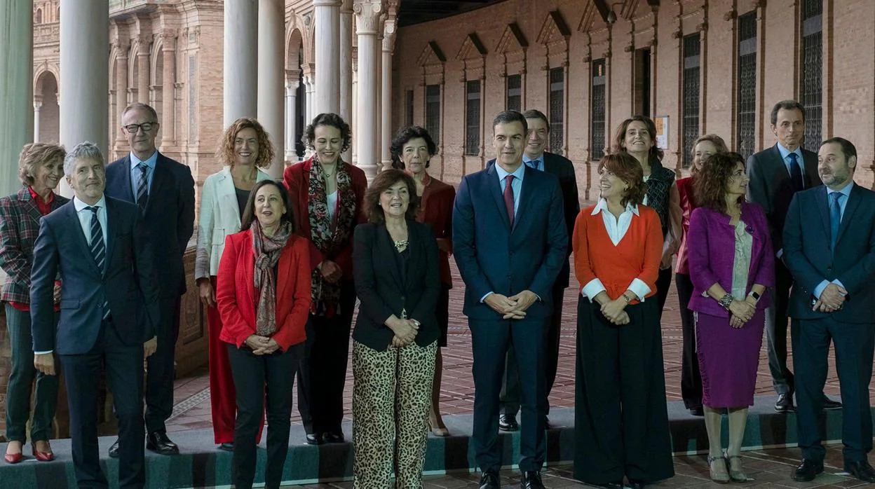 El ejecutivo de Sánchez en el Consejo de Ministros celebrado en Sevilla