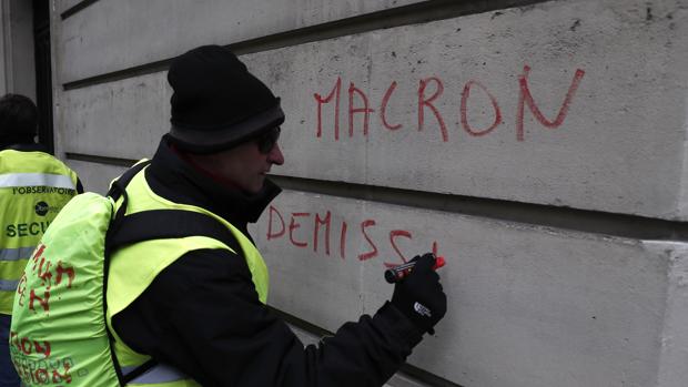 Macron reduce pero no acalla la protesta