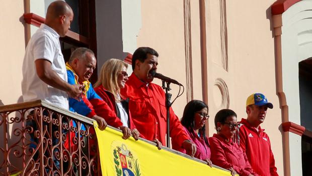 El presidente de Venezuela, Nicolás Maduro da un discurso frente a simpatizantes junto a su esposa Cilia Flores