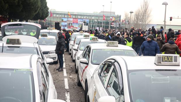 Varios taxistas de Madrid se concentran en asamblea en las inmediaciones del IFEMA