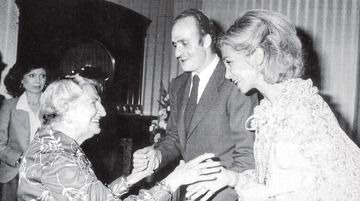 Los Reyes Don Juan Carlos y Doña Sofía saludan a Lola Rivas Cherif, viuda de Manuel Azaña, en 1978 en México