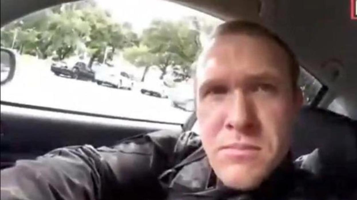 El autor principal del atentado a las mezquitas de Christchurch, en el vídeo que él mismo se grabó