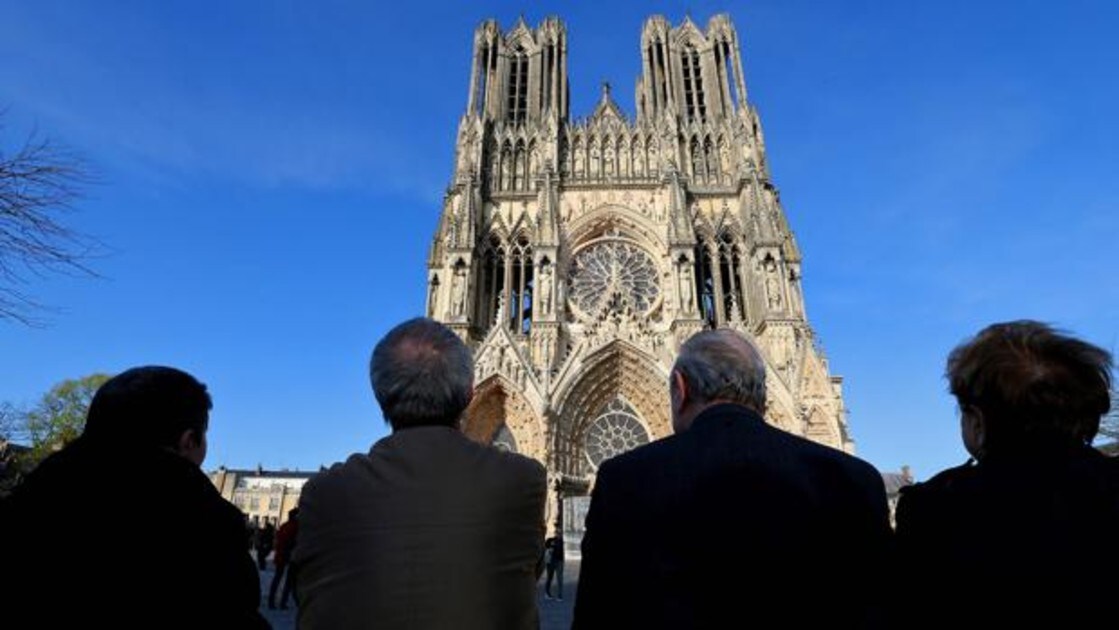 Personas observan Notre Dame tras el incendio.
