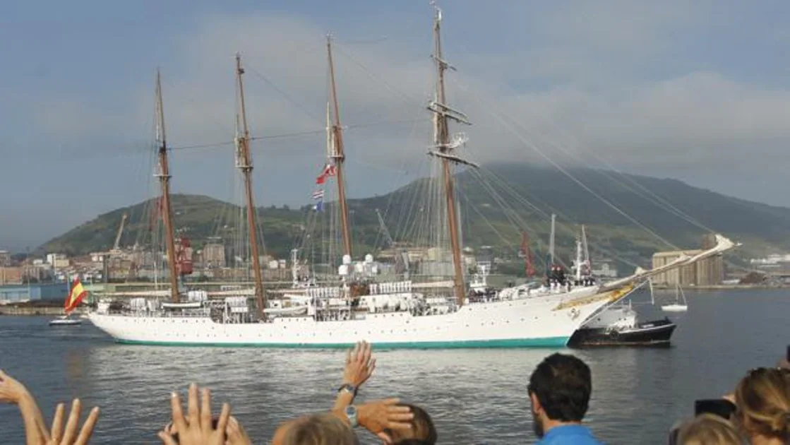 Salida de la regata Getxo-Getaria, acompañados por el buque de la Armada Juan Sebastián Elcano