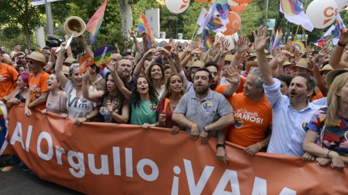 Ciudadanos durante la marcha del Orgullo en Madrid