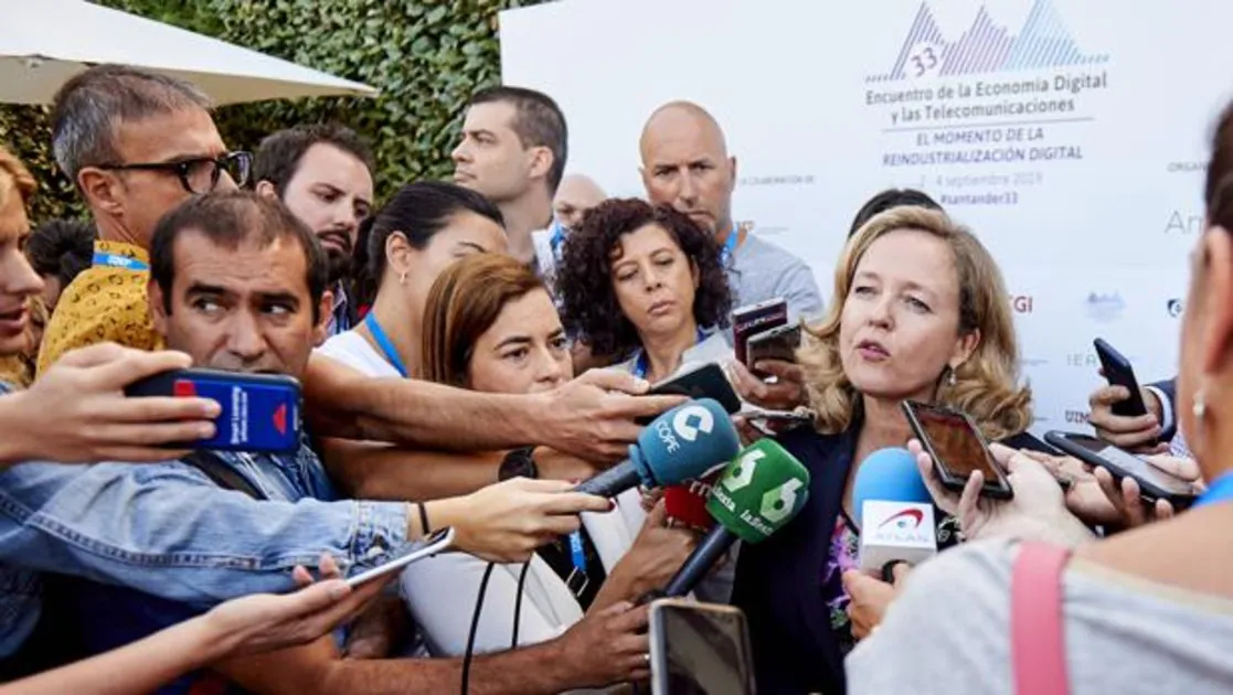 La ministra de Economía, Nadia Calviño, atiende a los medios