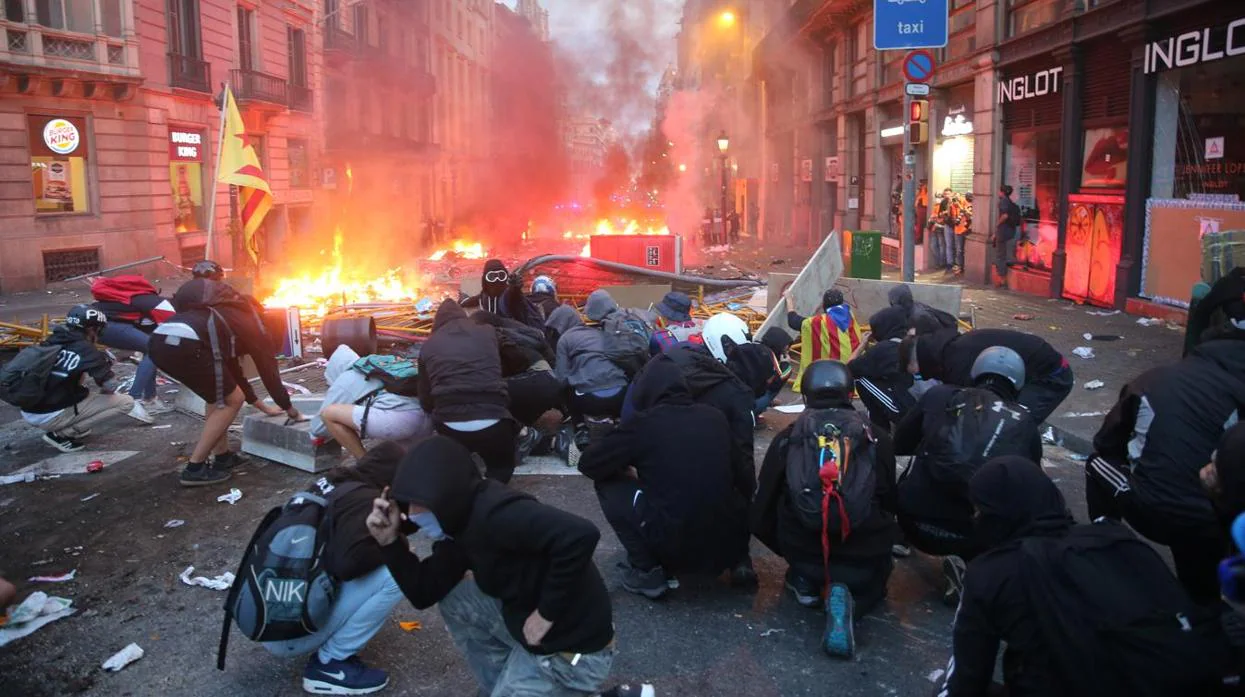 Un independentista radical se parapeta tras una barricada en Barcelona