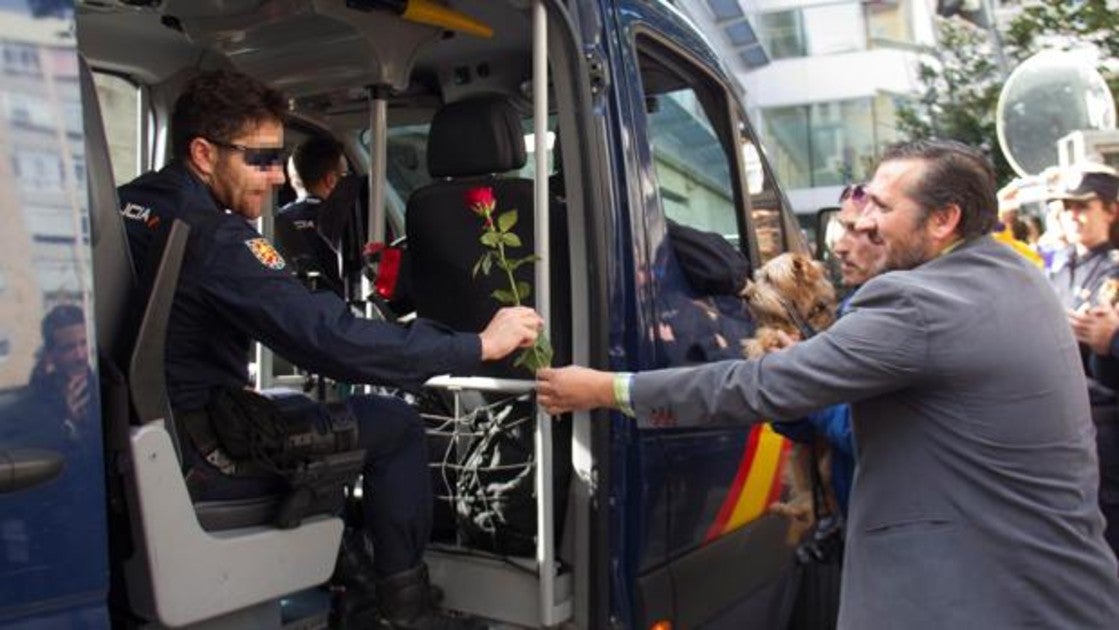 Cómo rodear a la Policía sin pasamontañas