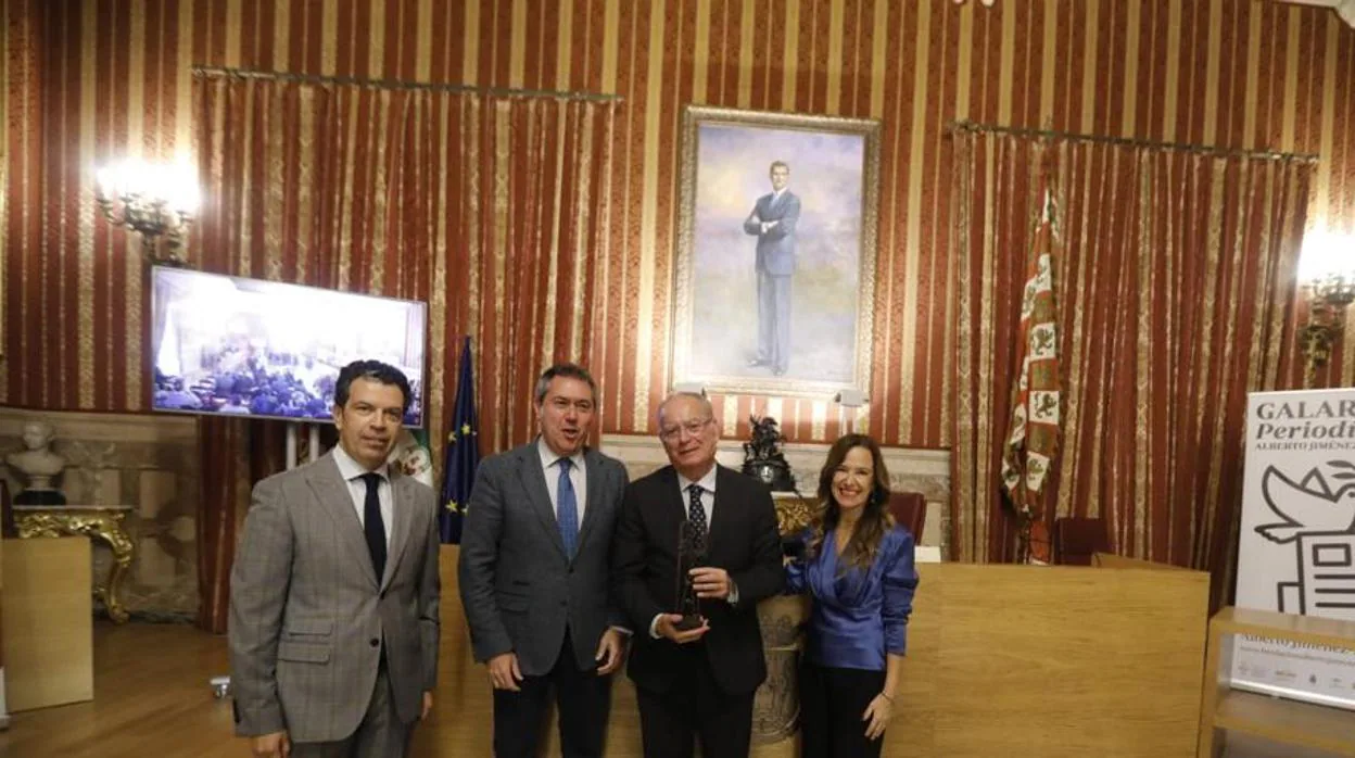 Ricardo Villena recibe el galardón periodístico Alberto Jiménez-Becerril.