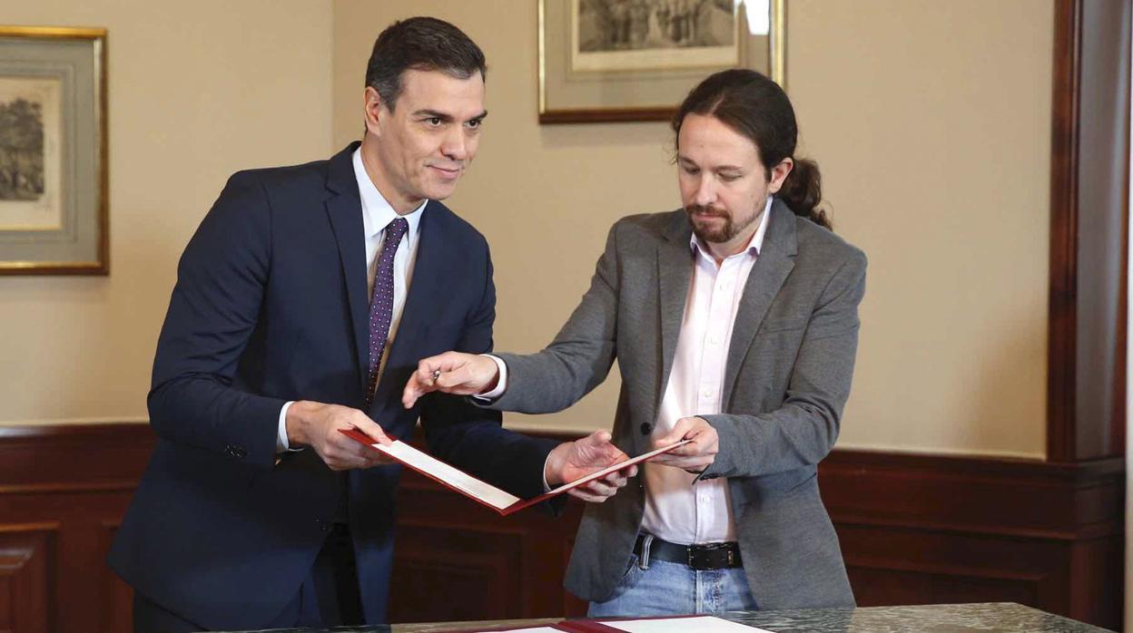 Pedro Sánchez y Pablo Iglesias, durante la firma del pacto de Gobierno.