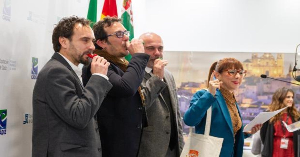 Kichi toca el pito de carnaval con los concejales de Hacienda y Tráfico en la Feria de Turismo de Madrid