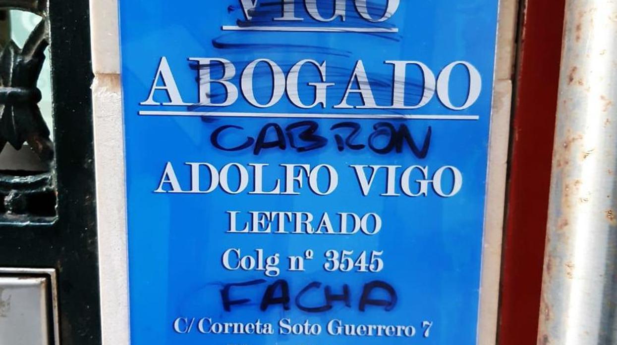 Pintadas en el despacho de abogados de Adolfo Vigo.