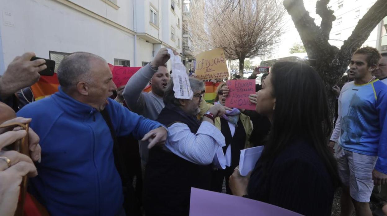 Un grupo de personas aborta la reunión convocada por la Plataforma AcTÚa FAMILIA para informar sobre el pin parental.