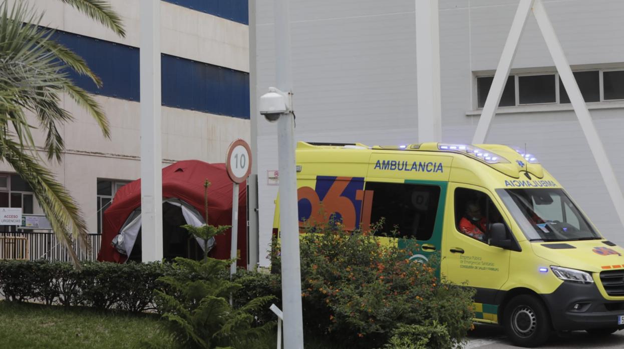 Una ambulancia llega a la carpa habilitada en el hospital Puerta del Mar de Cádiz