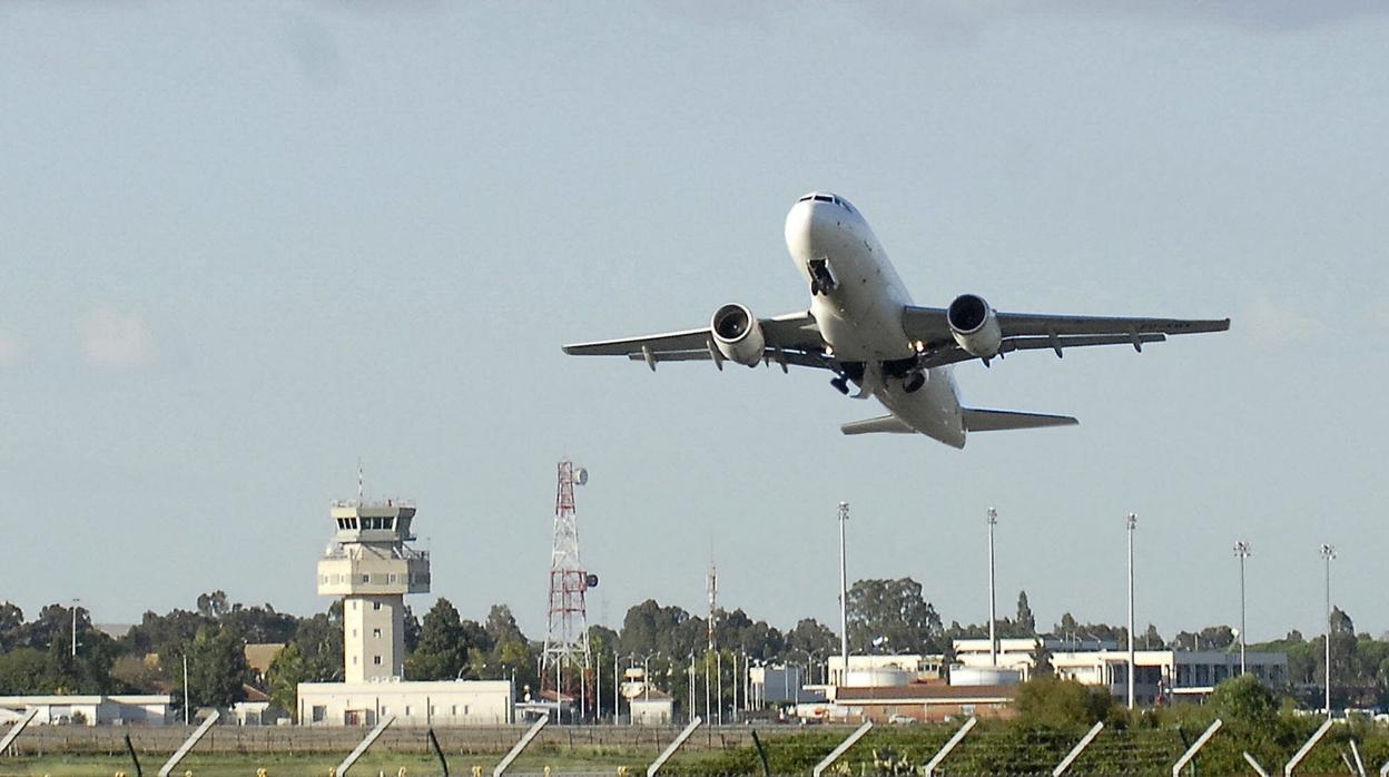 Un avión despega desde aeropuerto de Jerez.