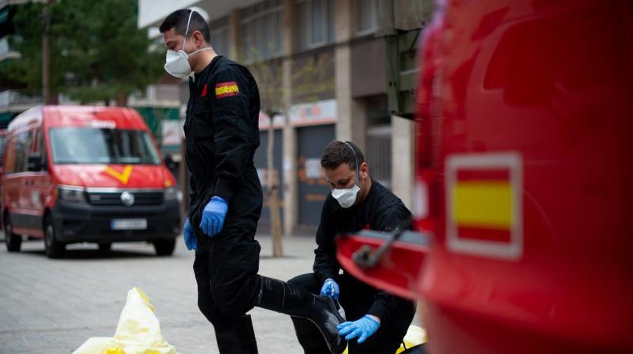 Efectivos de la UME (Unidad Militar de Emergencia) en Hospitalet de Llobregat (Barcelona)